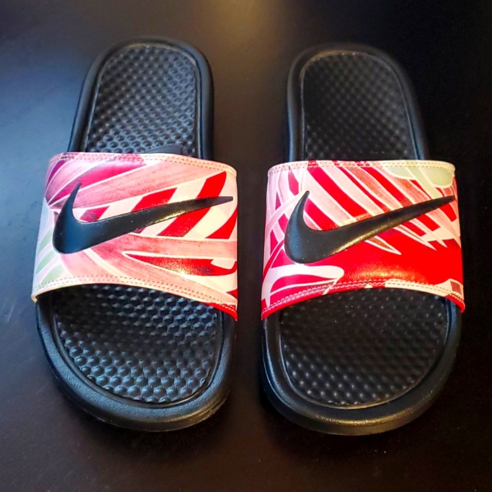 NWOB Nike Women's Benassi Slides Size 9 🌺